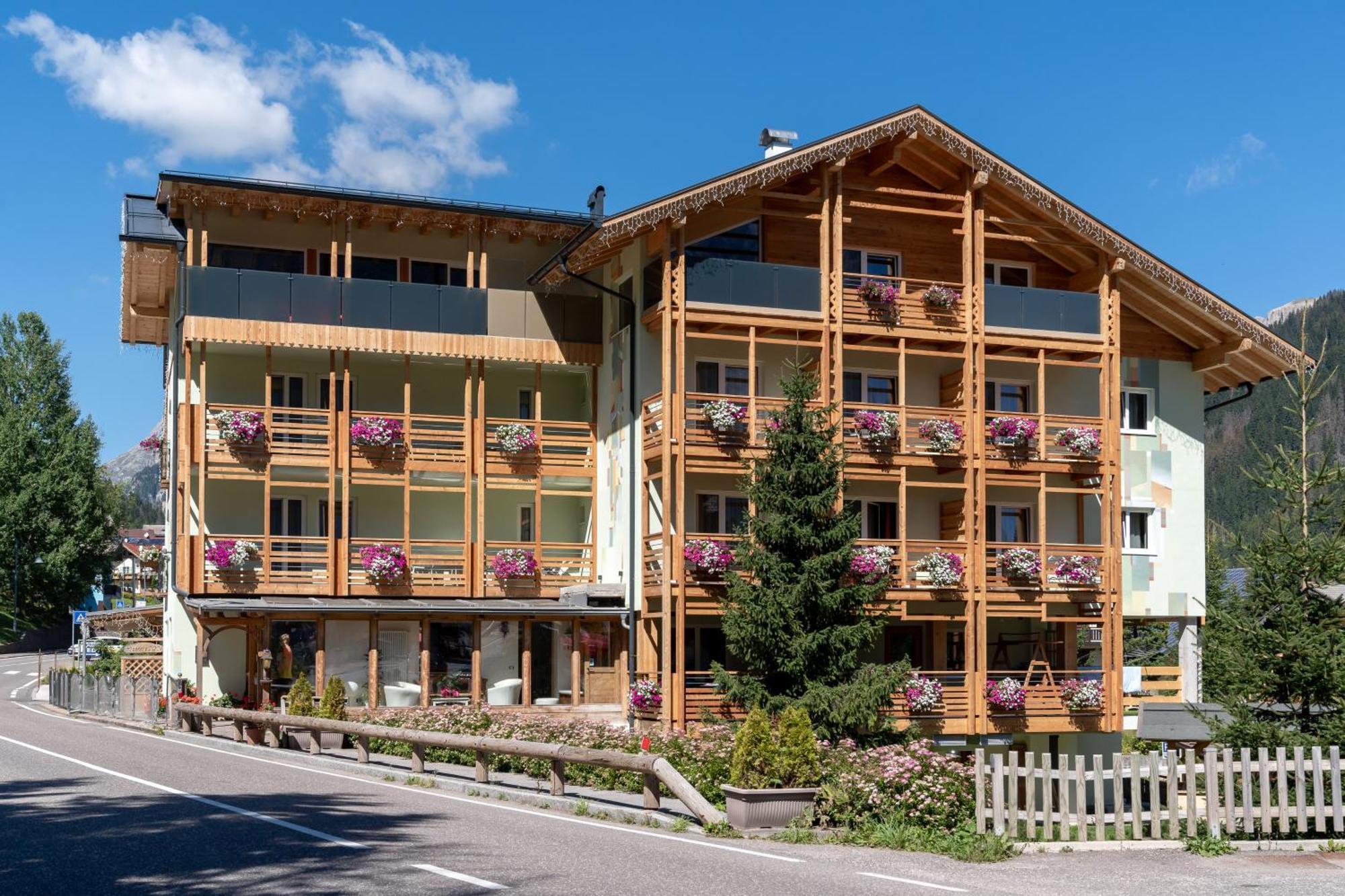 Albergo Garni Edy Canazei Exterior photo